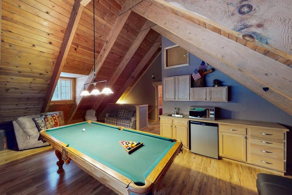 Inviting home with pool table - near Heavenly & beaches House in South Lake Tahoe