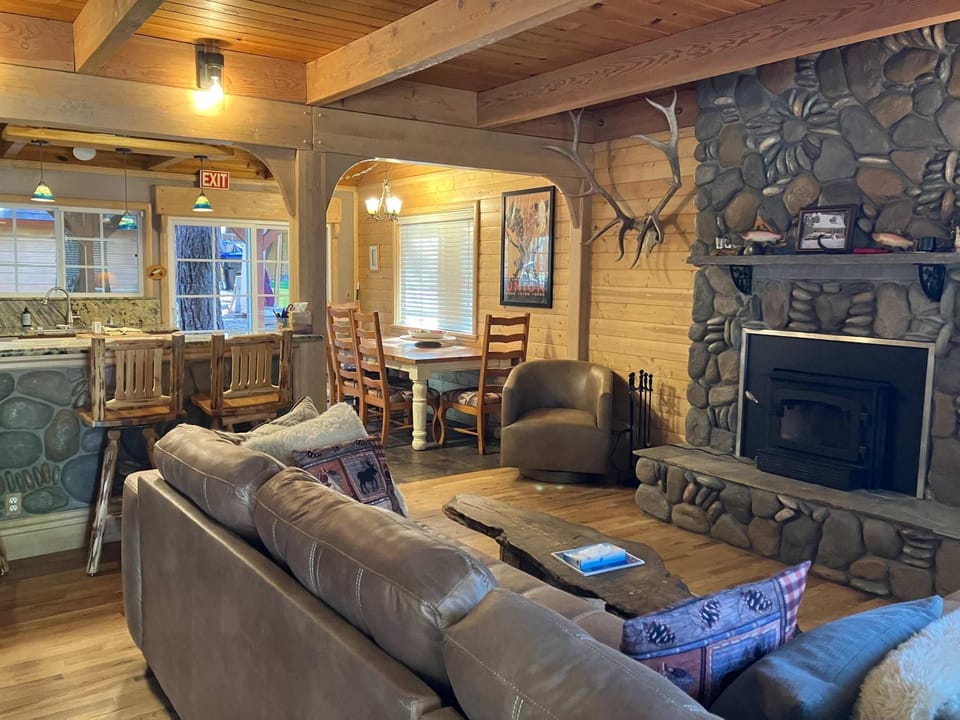Inviting home with pool table - near Heavenly & beaches House in South Lake Tahoe