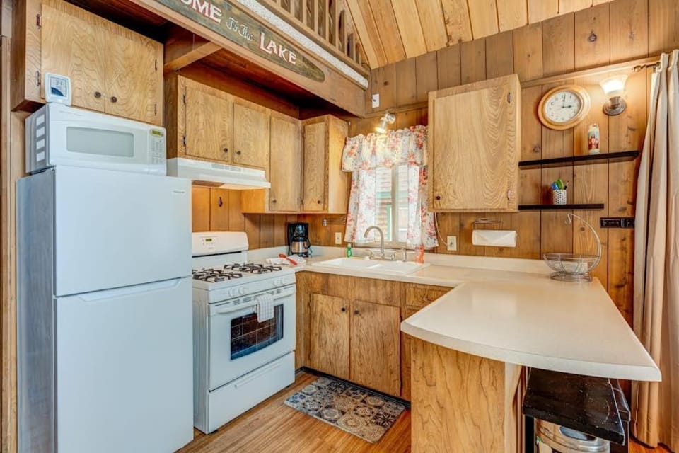 Dog-friendly 2-story cabin with loft fireplace board games & wooded views Cabin in South Lake Tahoe