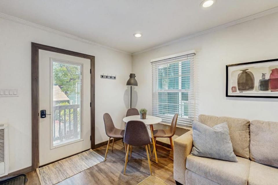 Sleek Bungalow with Hot Tub - 3 Blocks to Heavenly Gondola 12 Mins to Beach House in Stateline