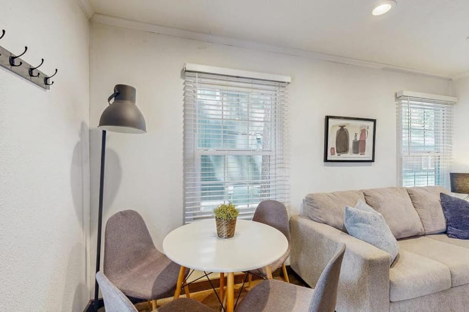 Sleek Bungalow with Hot Tub - 3 Blocks to Heavenly Gondola 12 Mins to Beach House in Stateline