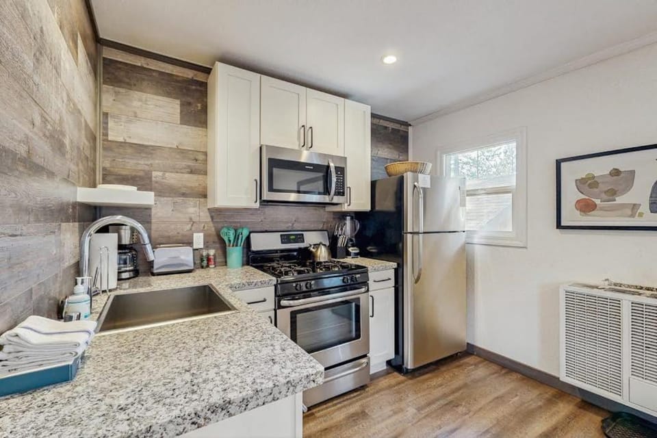 Sleek Bungalow with Hot Tub - 3 Blocks to Heavenly Gondola 12 Mins to Beach House in Stateline