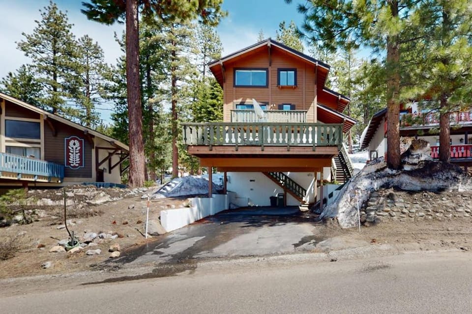 Rustic home with forest access pool hot tub sauna pool table 2 fireplaces House in South Lake Tahoe
