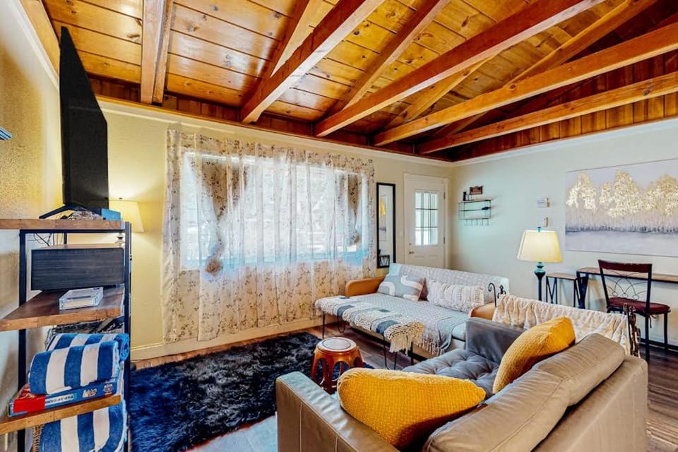 Dog-friendly cabin with private hot tub fireplace grill patio streaming Cabin in South Lake Tahoe