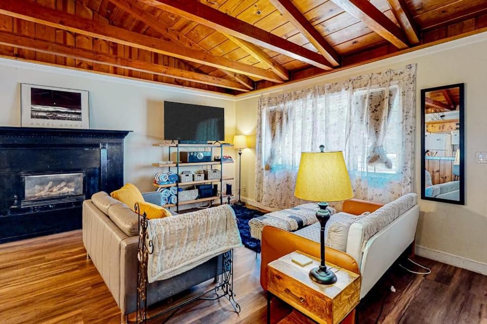 Dog-friendly cabin with private hot tub fireplace grill patio streaming Cabin in South Lake Tahoe