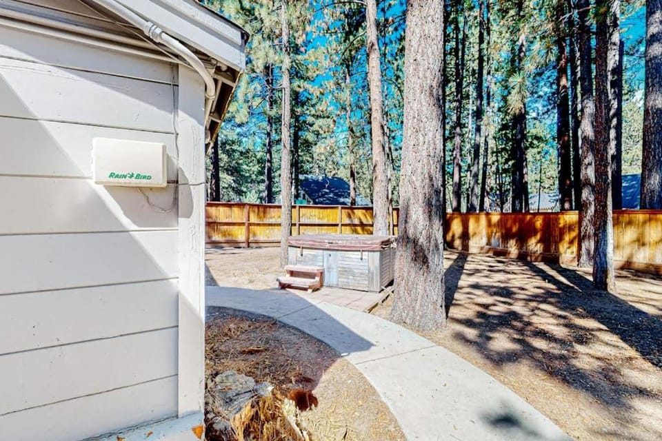 Dog-friendly cabin with private hot tub fireplace grill patio streaming Cabin in South Lake Tahoe