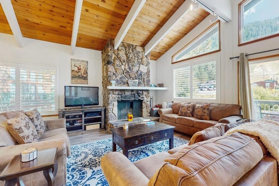 Ski-in-ski-out mountain view home with hot tub - hiking & activities nearby House in South Lake Tahoe