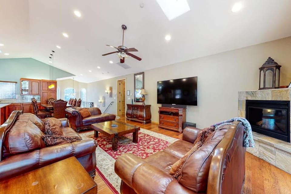 Dog-friendly home near lake with hot tub pool table fireplace & W&D House in South Lake Tahoe