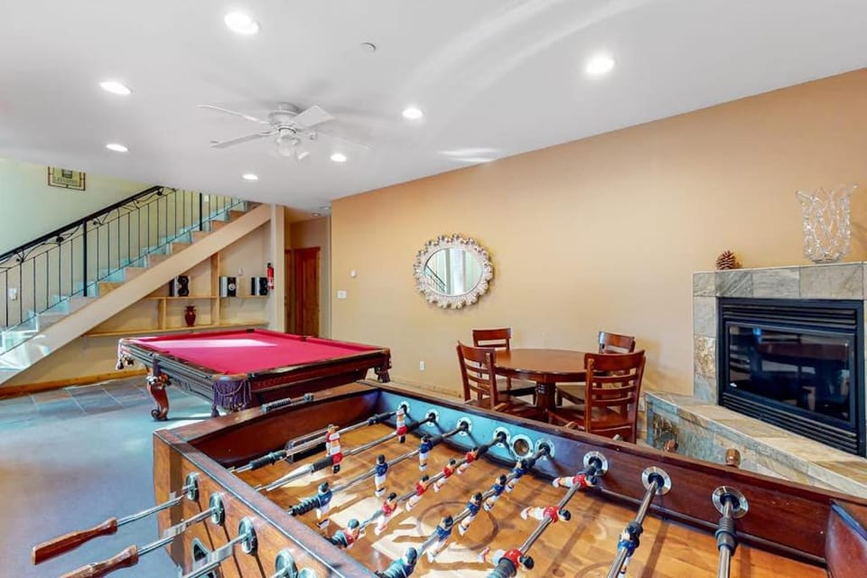 Dog-friendly home near lake with hot tub pool table fireplace & W&D House in South Lake Tahoe