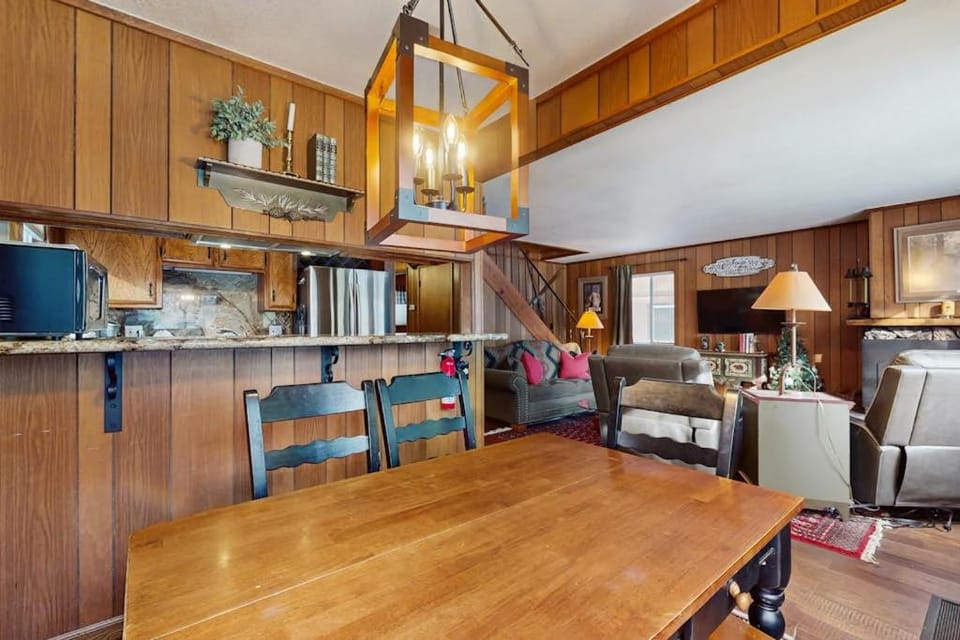 Classic Gambrel-style cabin family and pet friendly walk to lake close to ski Cabin in South Lake Tahoe
