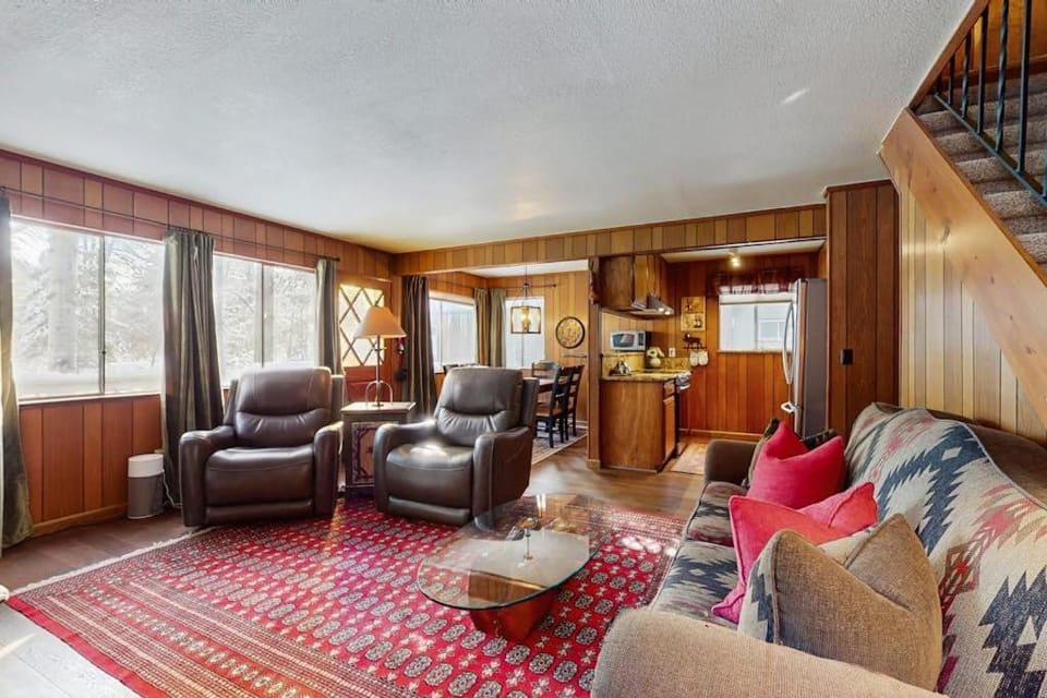 Classic Gambrel-style cabin family and pet friendly walk to lake close to ski Cabin in South Lake Tahoe