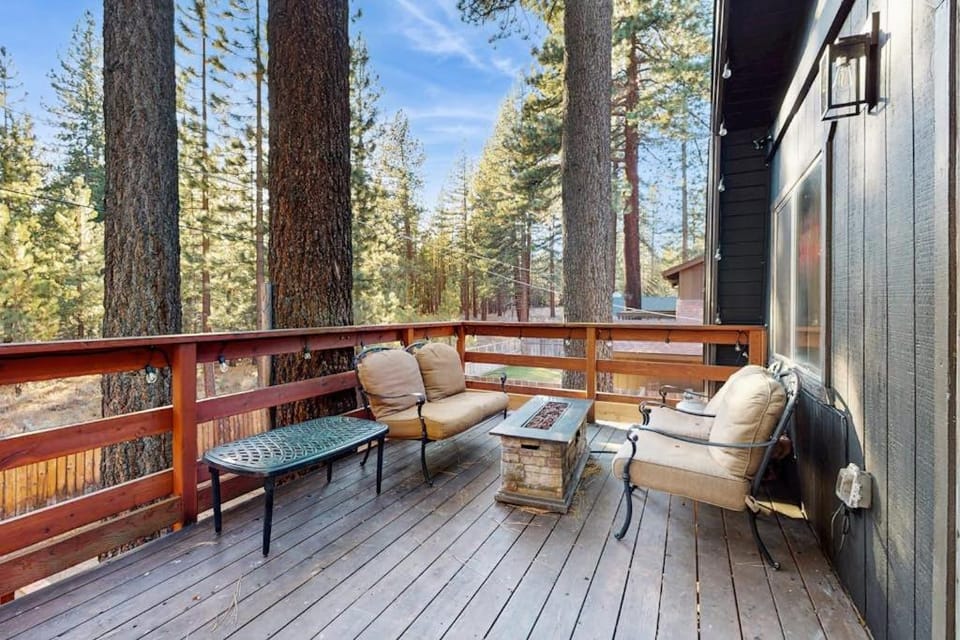 Delightful South Lake Tahoe Cabin with BBQ Decks Fireplace - Minutes to Beach&Ski Cabin in Al Tahoe