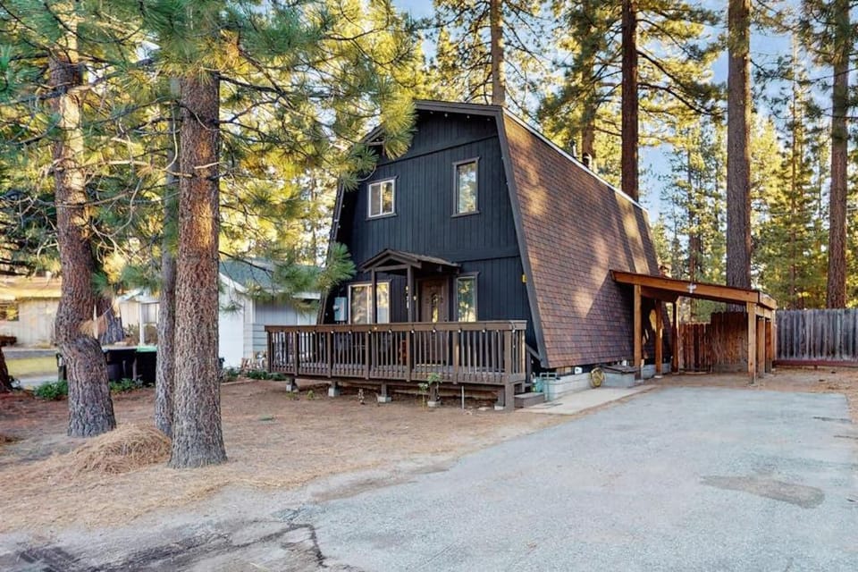 Delightful South Lake Tahoe Cabin with BBQ Decks Fireplace - Minutes to Beach&Ski Cabin in Al Tahoe