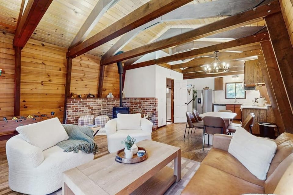 Delightful South Lake Tahoe Cabin with BBQ Decks Fireplace - Minutes to Beach&Ski Cabin in Al Tahoe