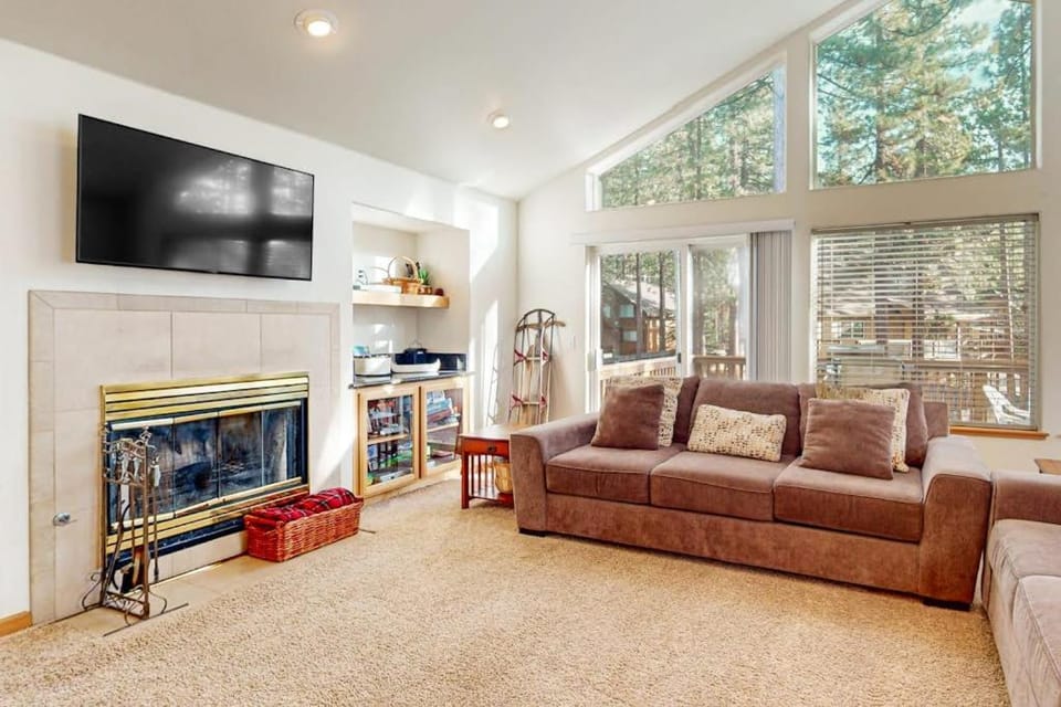 Spacious home with enclosed yard private deck fireplace & washer&dryer House in South Lake Tahoe