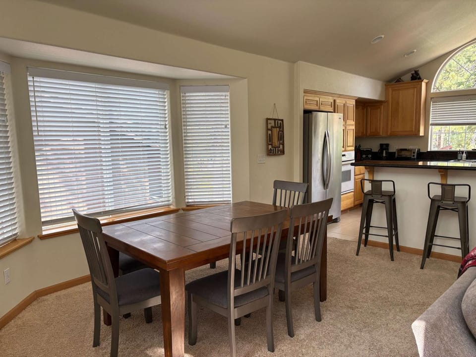 Spacious home with enclosed yard private deck fireplace & washer&dryer House in South Lake Tahoe