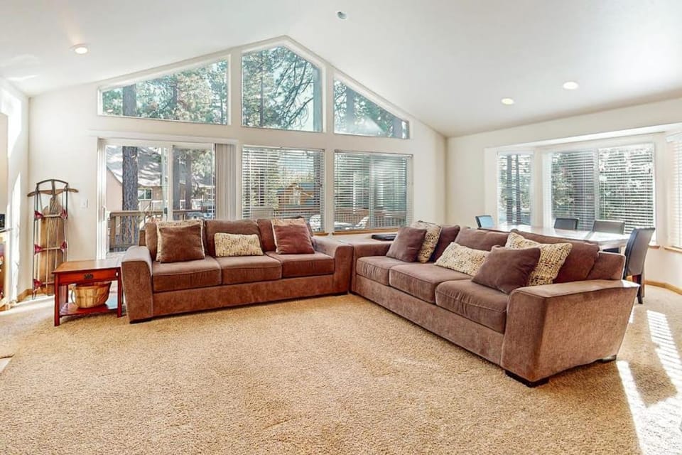 Spacious home with enclosed yard private deck fireplace & washer&dryer House in South Lake Tahoe