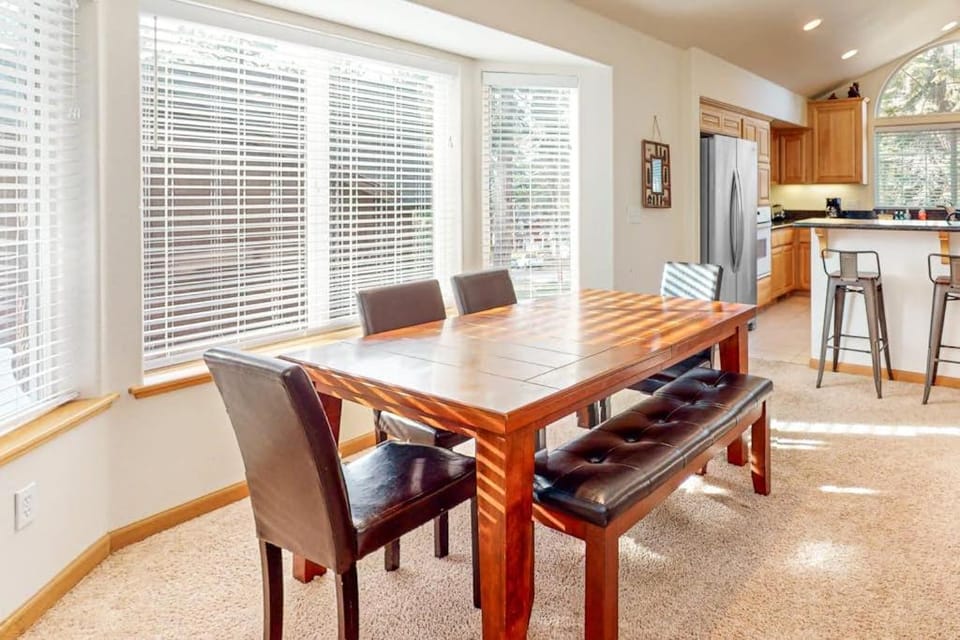 Spacious home with enclosed yard private deck fireplace & washer&dryer House in South Lake Tahoe