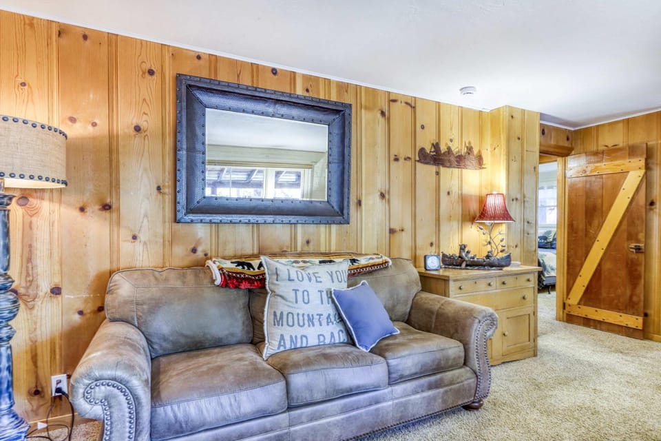 Charming cabin with fireplace & great deck - near golf trails ski resor & town Cabin in South Lake Tahoe