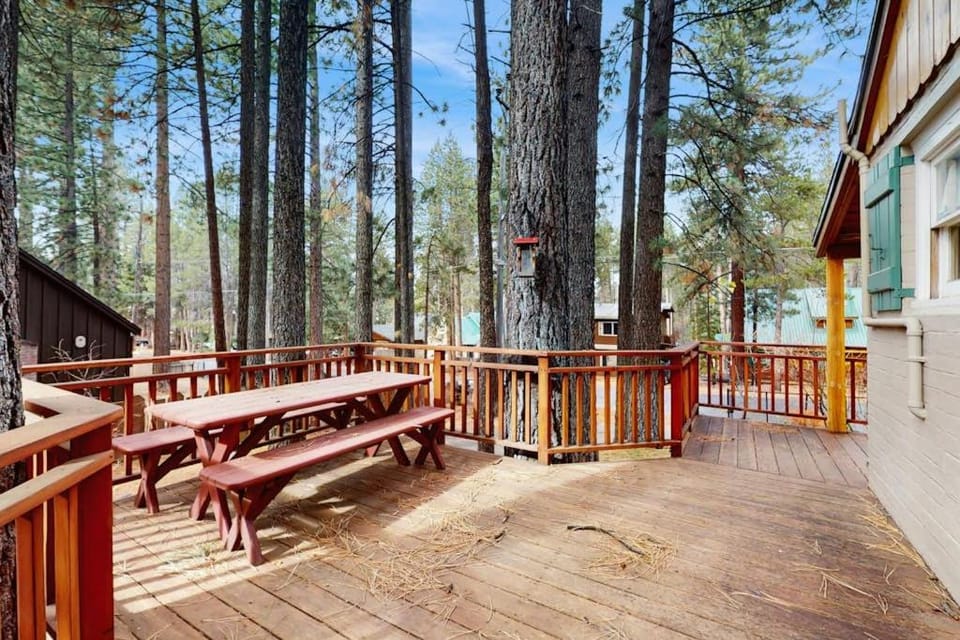 Charming cabin with fireplace & great deck - near golf trails ski resor & town Cabin in South Lake Tahoe