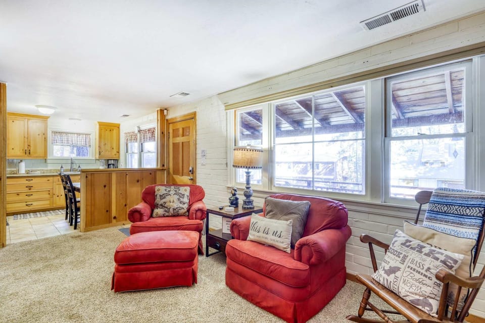 Charming cabin with fireplace & great deck - near golf trails ski resor & town Cabin in South Lake Tahoe