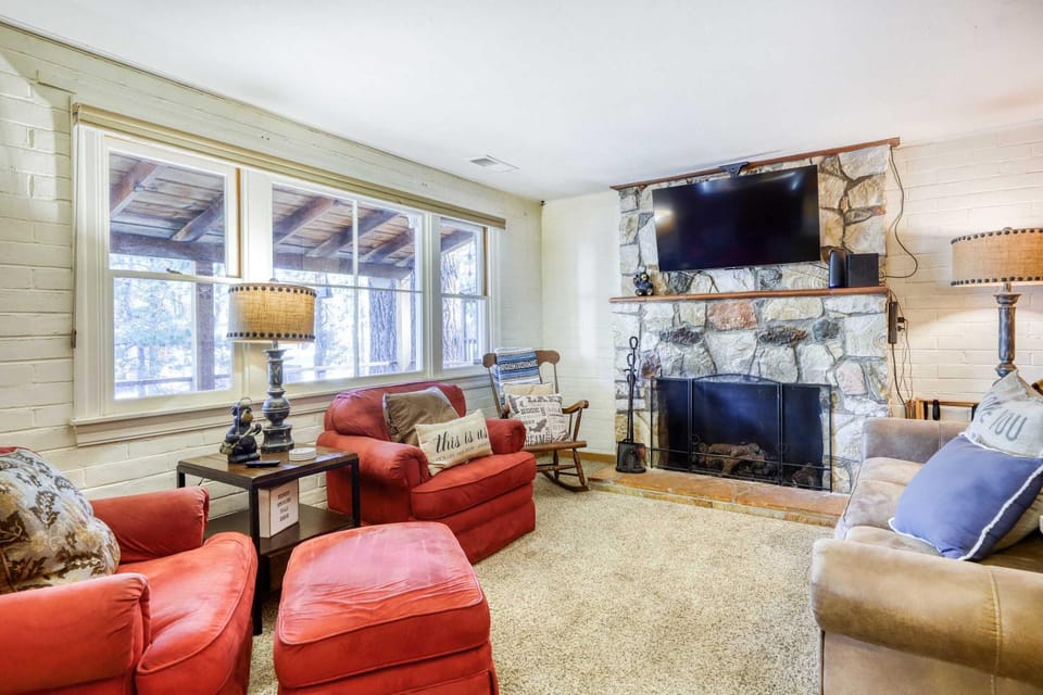 Charming cabin with fireplace & great deck - near golf trails ski resor & town Cabin in South Lake Tahoe
