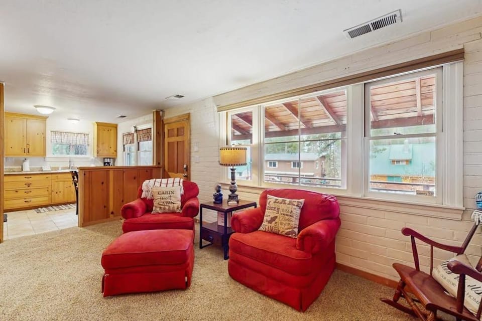 Charming cabin with fireplace & great deck - near golf trails ski resor & town Cabin in South Lake Tahoe