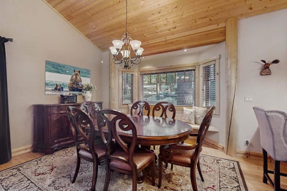Stunning Large Custom Family Home with Fireplace Yard Spa Views EV Car Charger House in South Lake Tahoe
