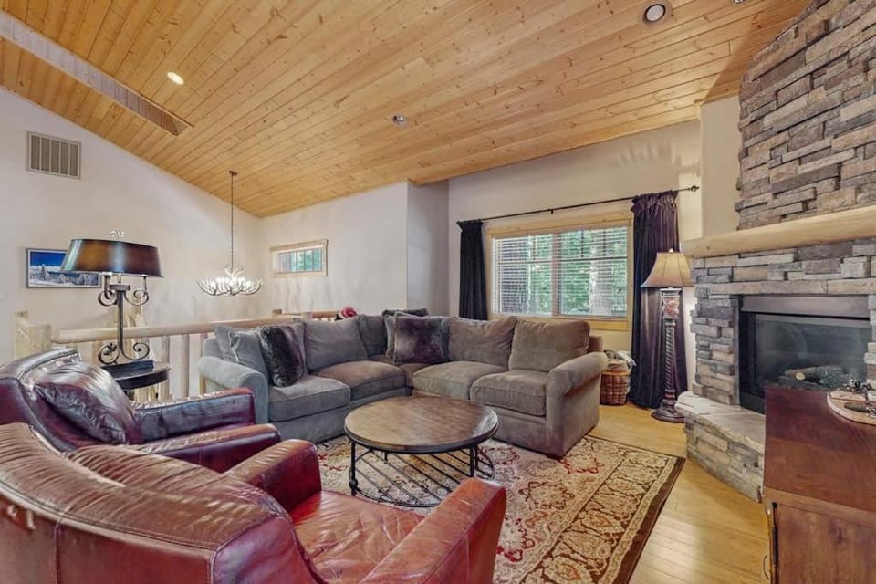 Stunning Large Custom Family Home with Fireplace Yard Spa Views EV Car Charger House in South Lake Tahoe