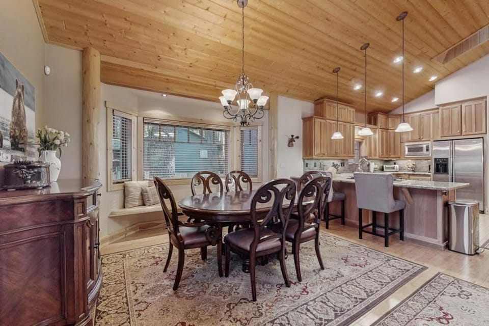 Stunning Large Custom Family Home with Fireplace Yard Spa Views EV Car Charger House in South Lake Tahoe