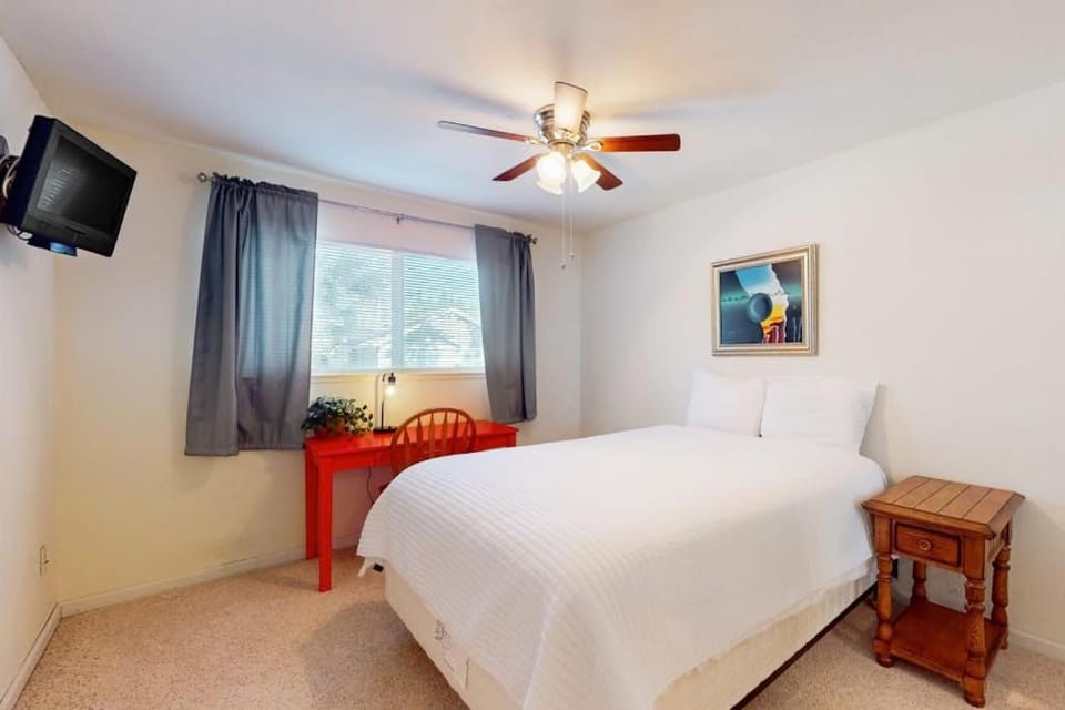 Family-friendly townhouse with WiFi streaming W&D and close to skiing House in South Lake Tahoe