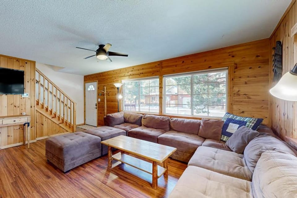 Spacious rustic home with modern appliances arcade games & dog friendly House in Sierra Nevada