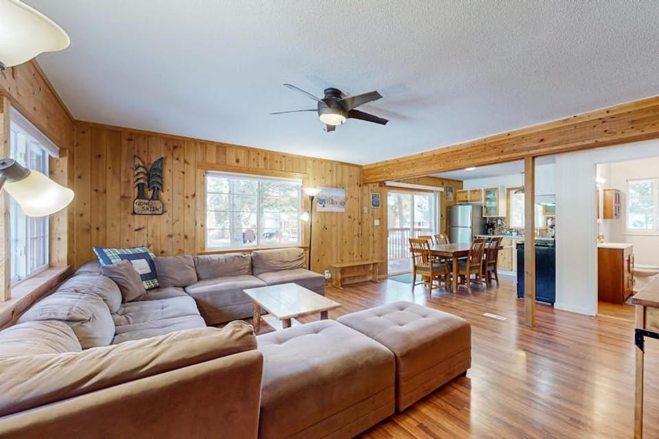 Spacious rustic home with modern appliances arcade games & dog friendly House in Sierra Nevada
