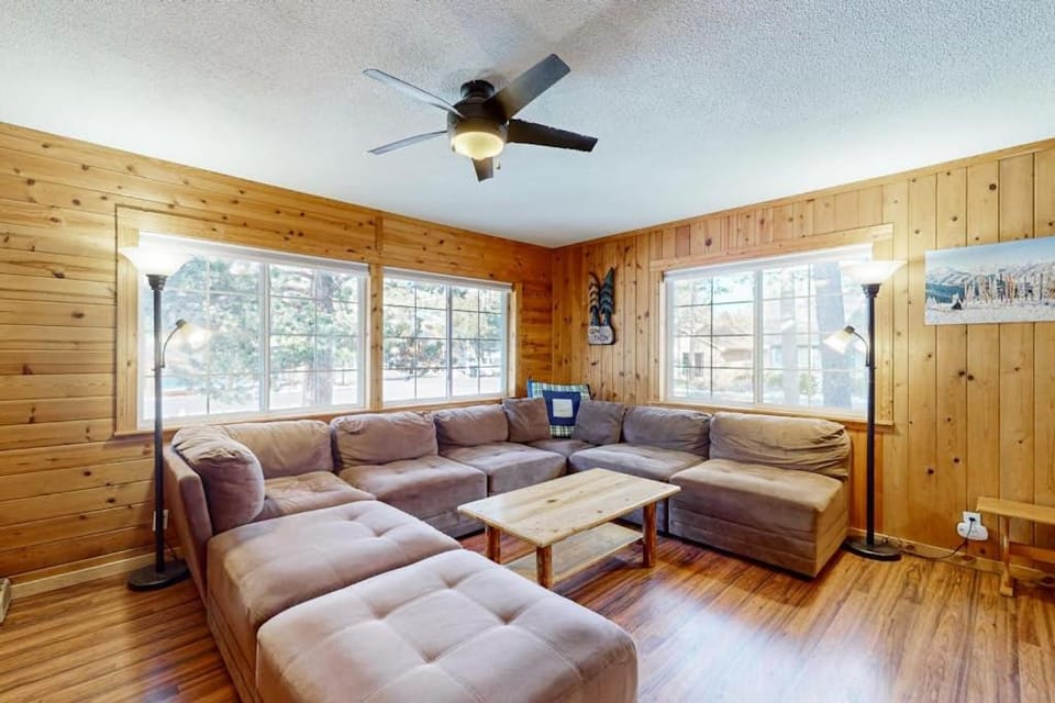 Spacious rustic home with modern appliances arcade games & dog friendly House in Sierra Nevada