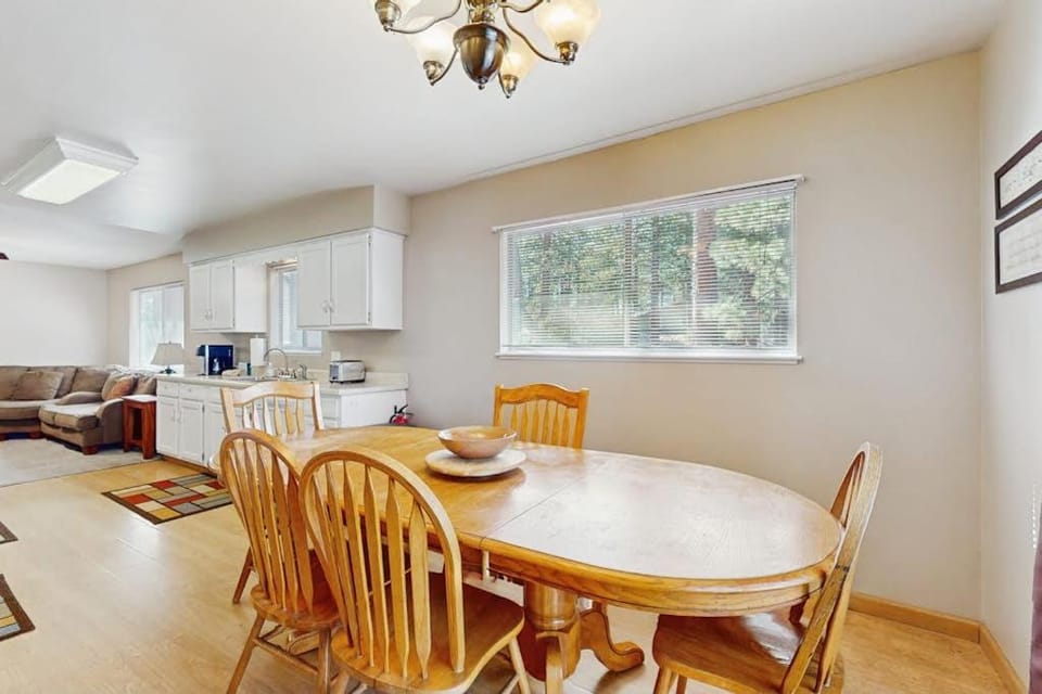 Charming Home with Spa Near Ski Resort and Lake Tahoe Timber Cove Marina Beach House in South Lake Tahoe