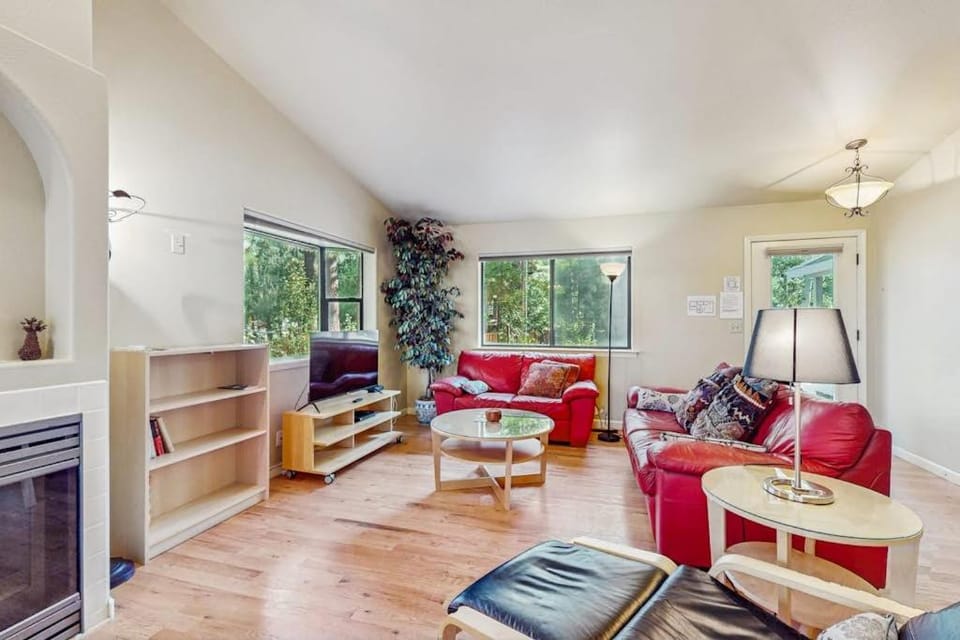 Charming Cabin Home with Fireplace W&D Enclosed Backyard Cabin in South Lake Tahoe
