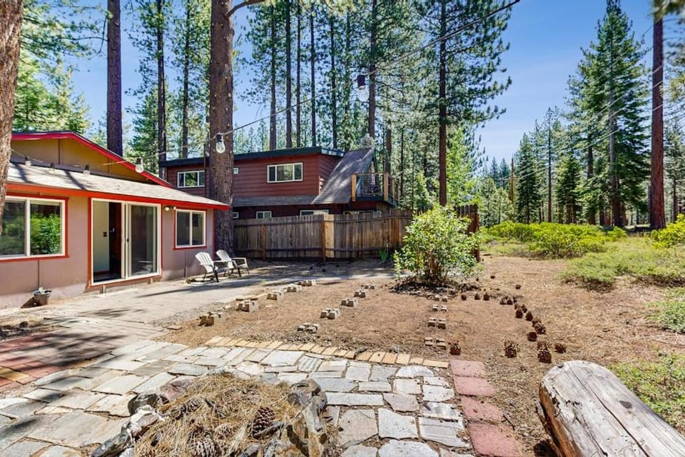 Charming Dog-Friendly Home Steps from Hiking Trails - private W&D House in South Lake Tahoe