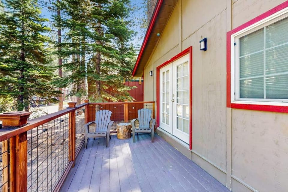 Charming Dog-Friendly Home Steps from Hiking Trails - private W&D House in South Lake Tahoe
