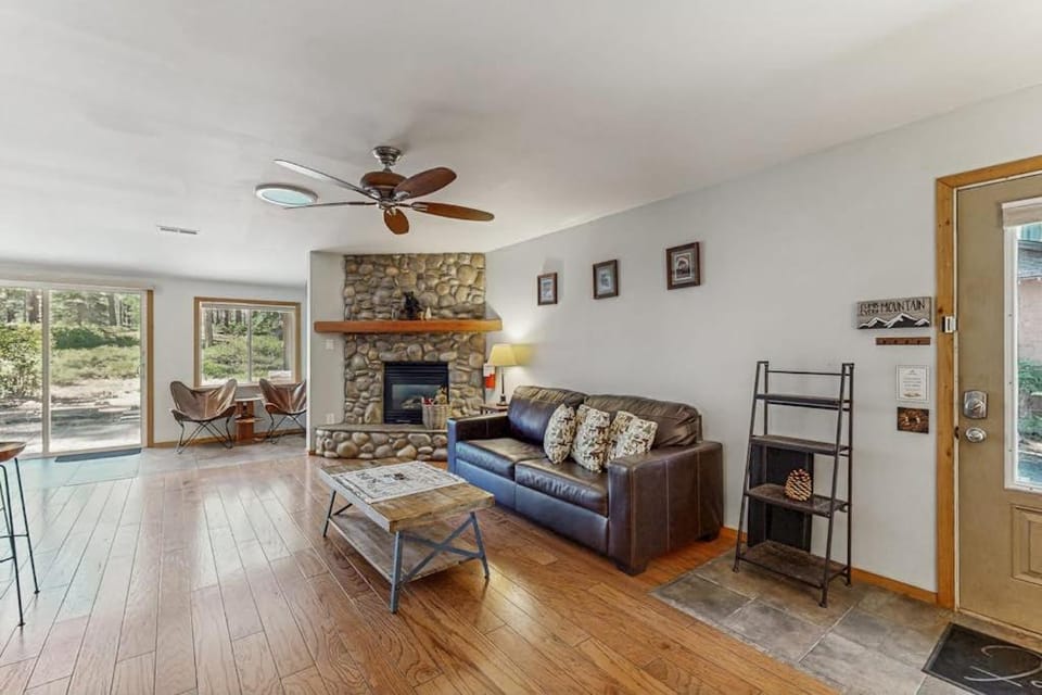 Charming Dog-Friendly Home Steps from Hiking Trails - private W&D House in South Lake Tahoe