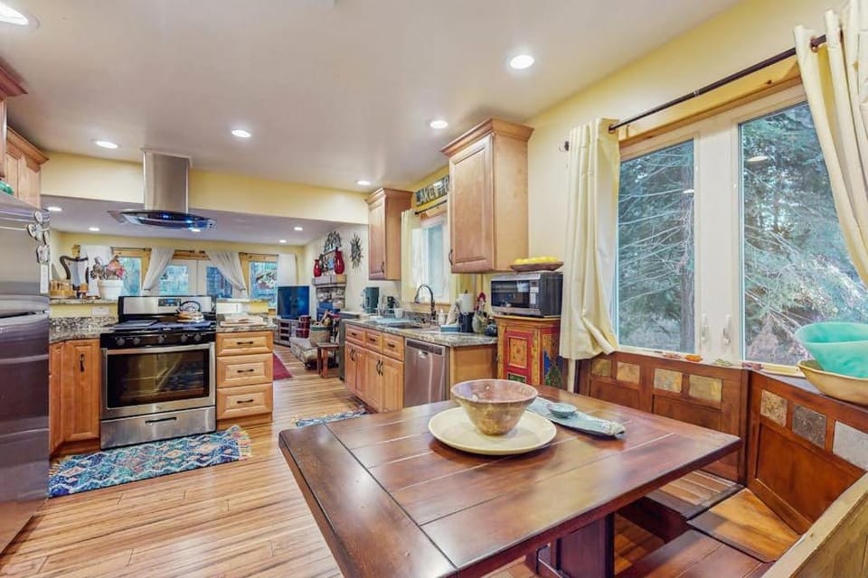 Relaxing Dog-friendly home with gas grill & private fenced yard - close to marina House in South Lake Tahoe