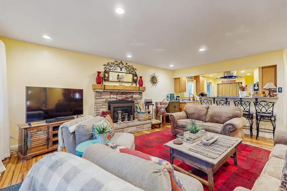 Relaxing Dog-friendly home with gas grill & private fenced yard - close to marina House in South Lake Tahoe