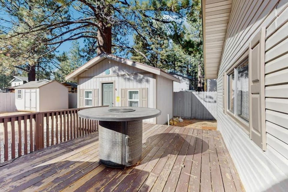 Family and Pet Friendly Home with Hot Tub Studio Short Walk to Lake House in Al Tahoe