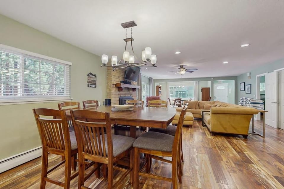 Family and Pet Friendly Home with Hot Tub Studio Short Walk to Lake House in Al Tahoe