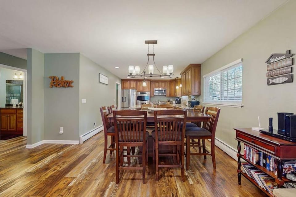 Family and Pet Friendly Home with Hot Tub Studio Short Walk to Lake House in Al Tahoe