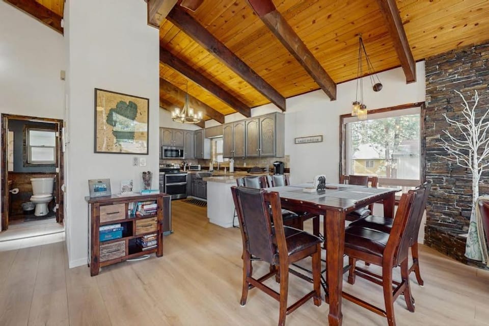 Charming Home Steps from Beach with Lake Views Game Room Near Ski Resort House in Al Tahoe