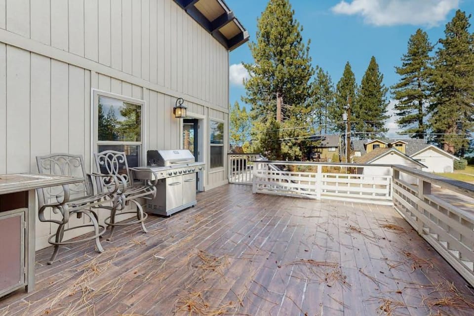 Charming Home Steps from Beach with Lake Views Game Room Near Ski Resort House in Al Tahoe