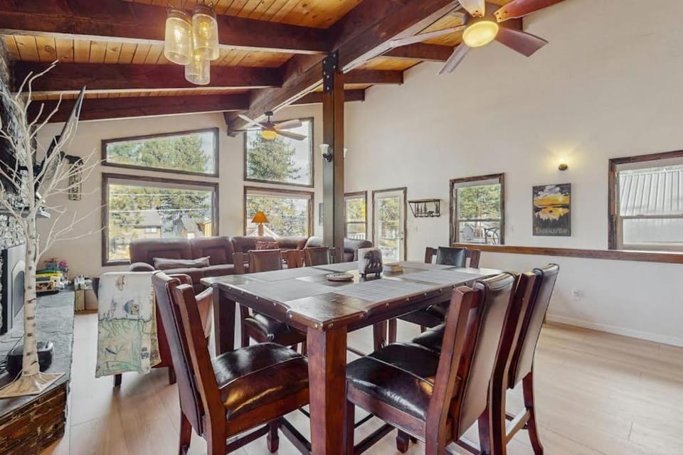 Charming Home Steps from Beach with Lake Views Game Room Near Ski Resort House in Al Tahoe