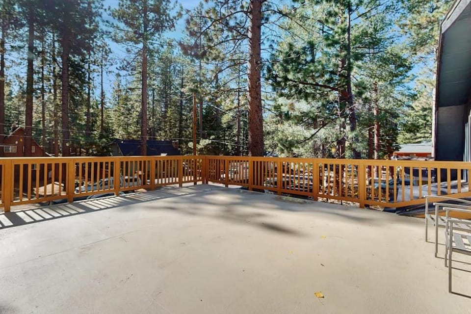 Pristine Family Friendly Home with Large Decks Near Hiking and Ski Resorts House in South Lake Tahoe