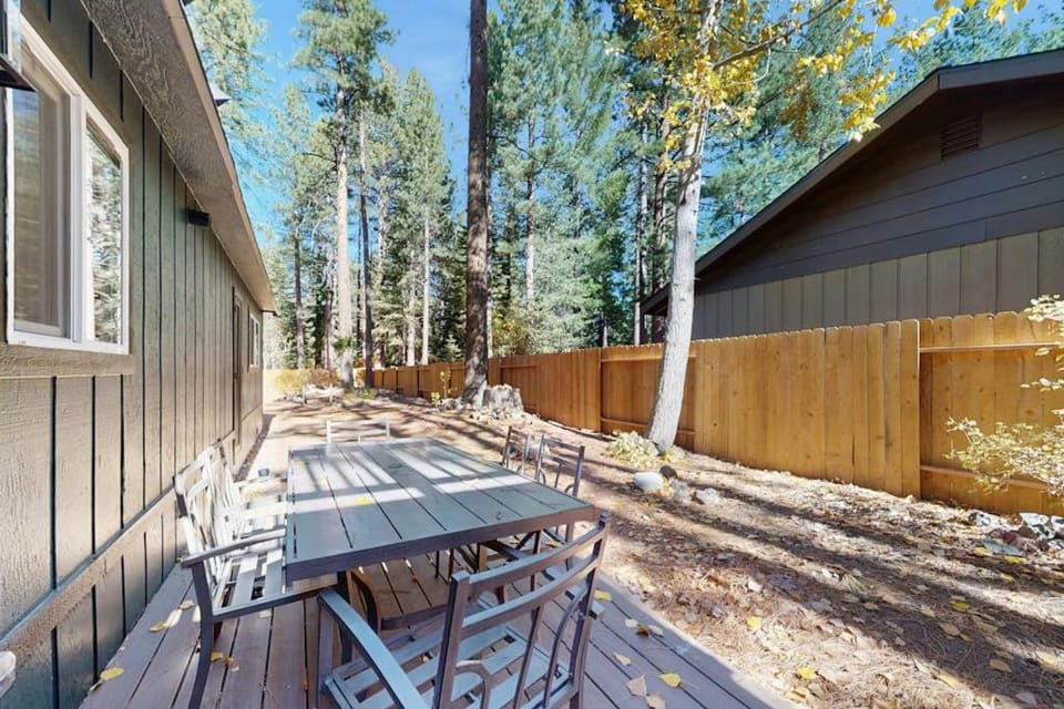 Pristine Family Friendly Home with Large Decks Near Hiking and Ski Resorts House in South Lake Tahoe