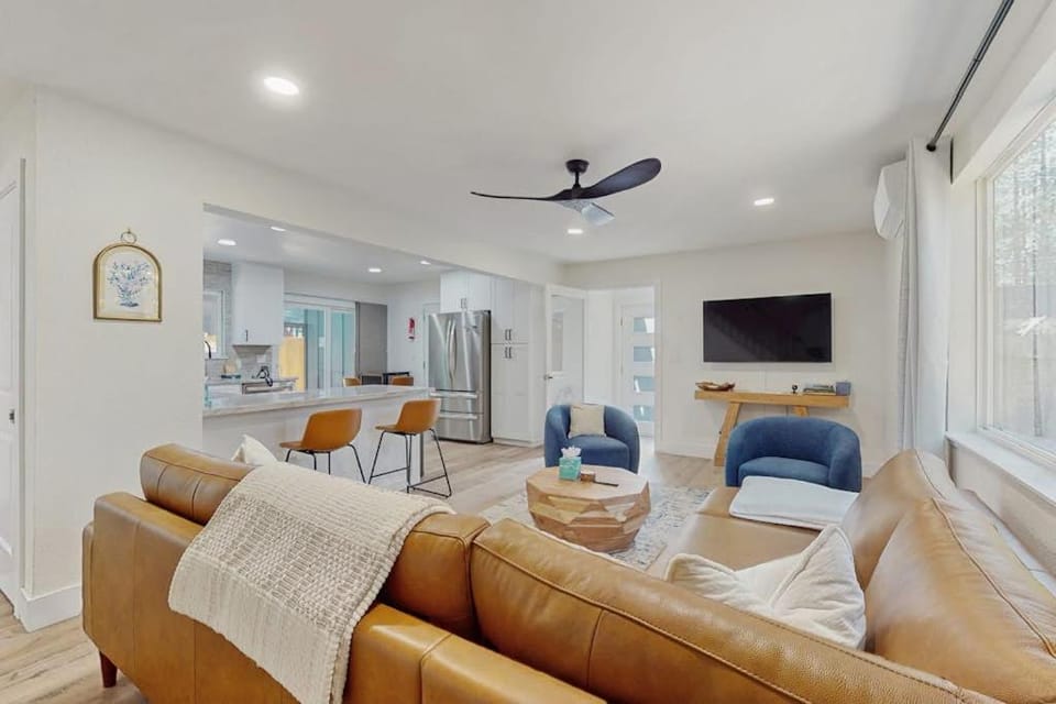 Pristine Family Friendly Home with Large Decks Near Hiking and Ski Resorts House in South Lake Tahoe